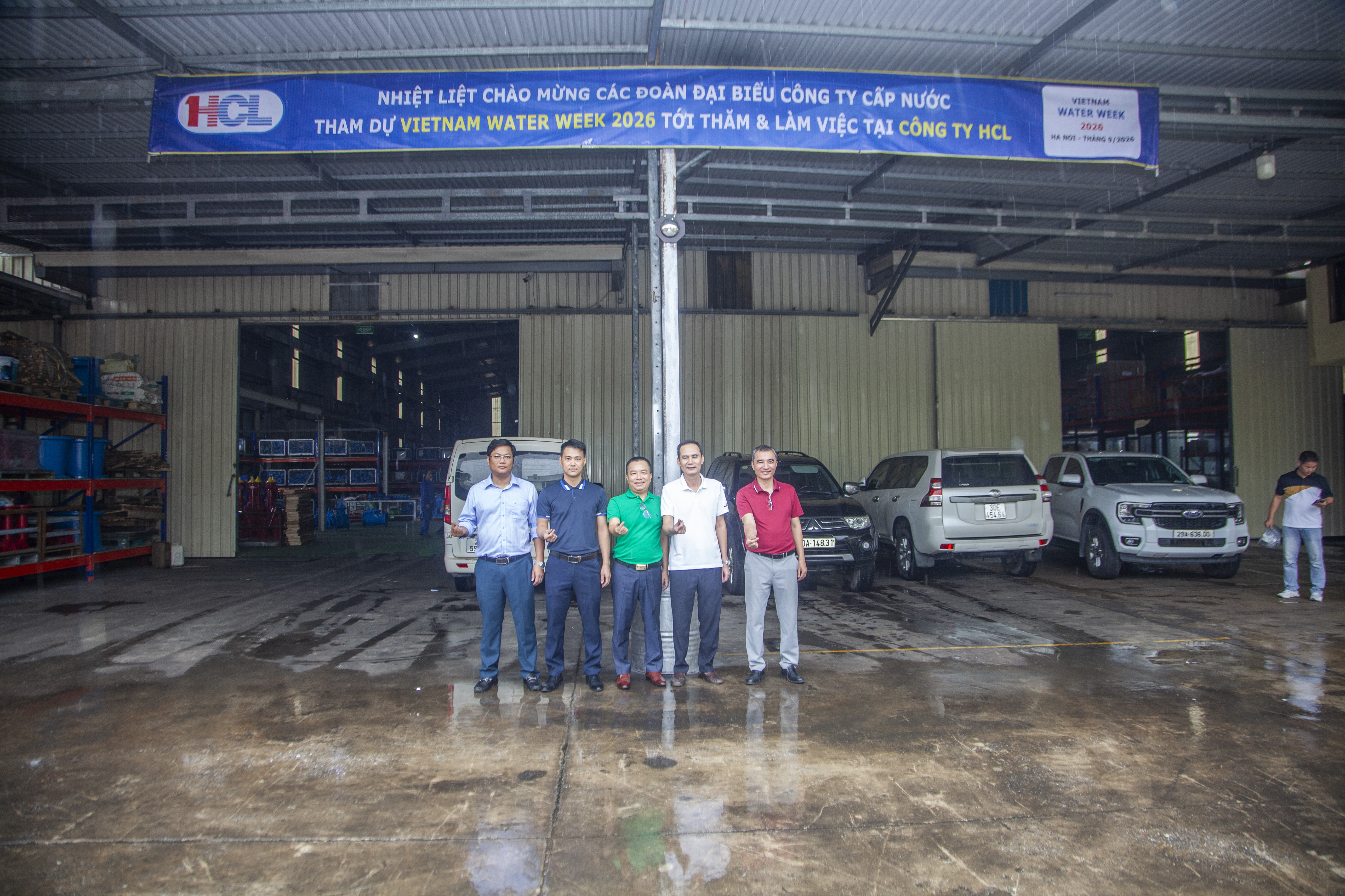 Tổng Giám đốc Lê Công Hòa và Phó Tổng Giám đốc Lê Duy Hảo cùng đại diện HCL dưới băng rôn chào mừng các đoàn đại biểu Vietnam Water Week 2026