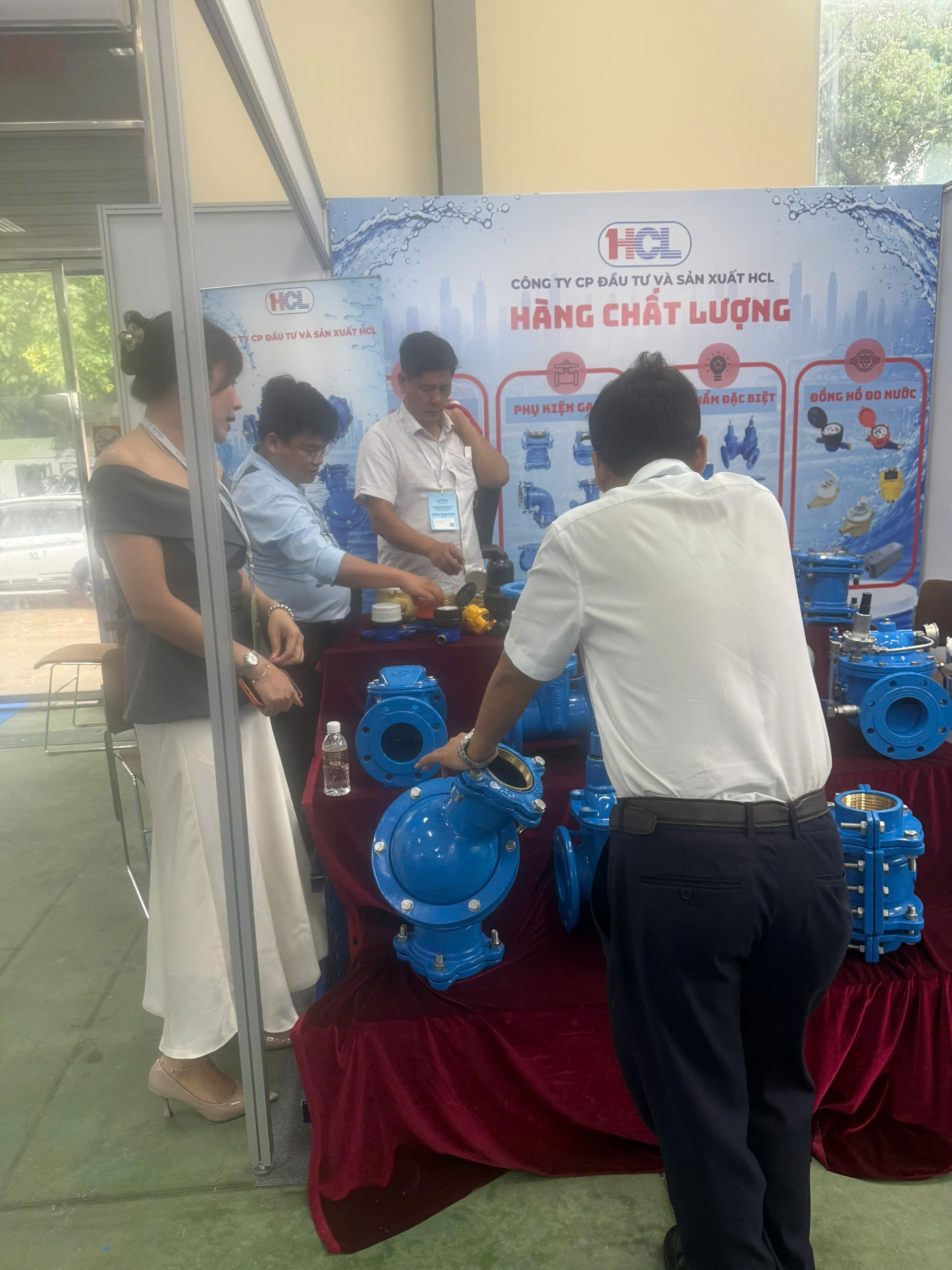 Nhân viên HCL giới thiệu sản phẩm cho khách tham quan tại gian hàng