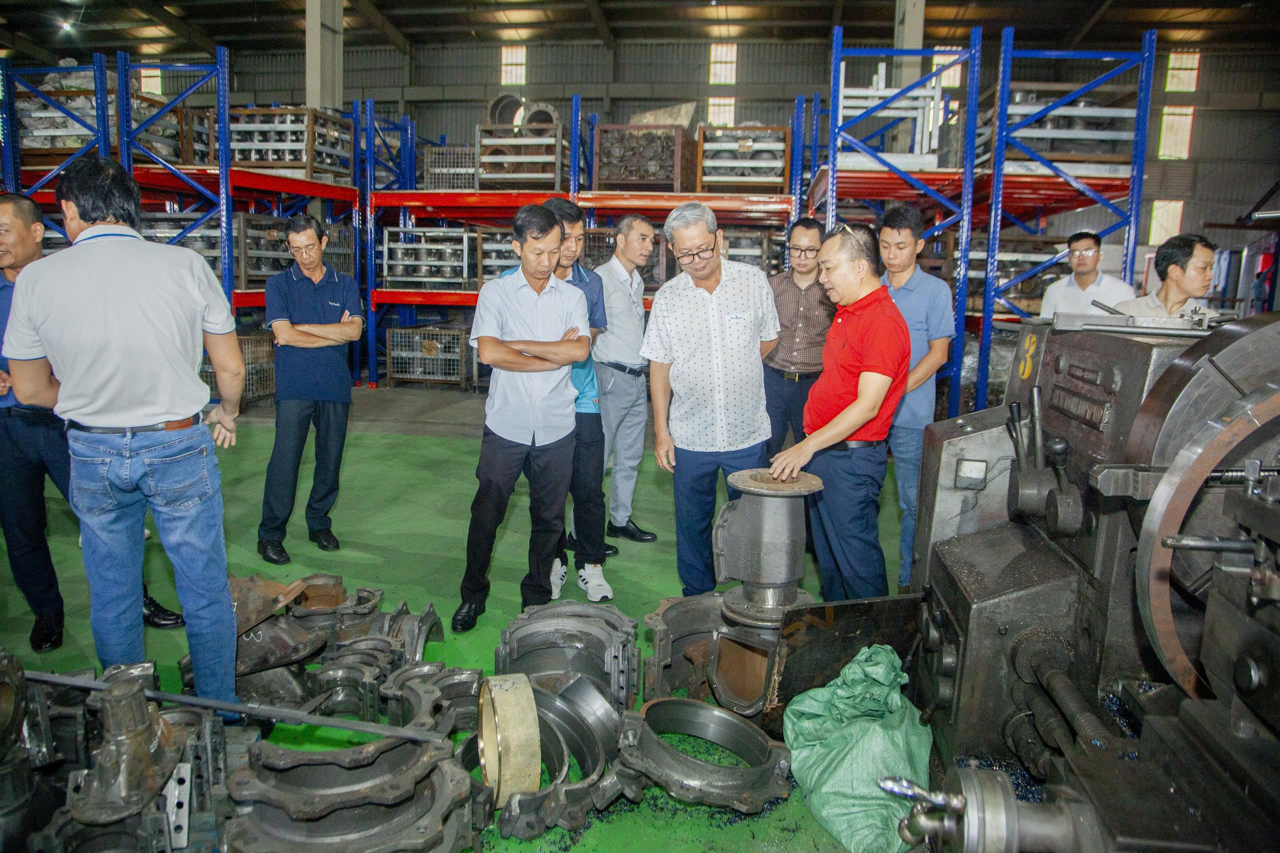 Tổng Giám đốc Lê Công Hòa trực tiếp kiểm tra sản phẩm cùng đoàn khách tại xưởng sản xuất