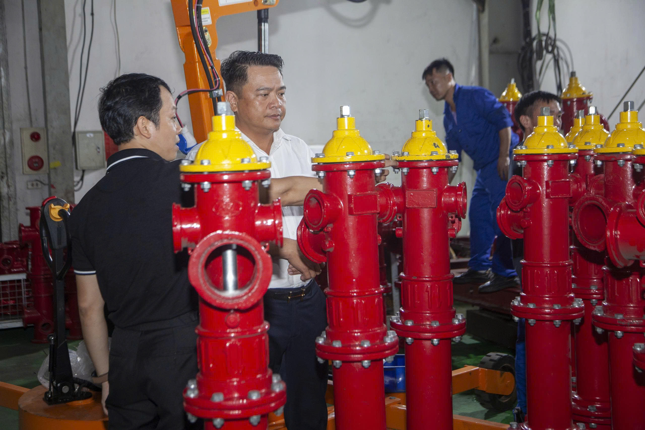 Trụ cứu hỏa gang cầu ATK trưng bày tại xưởng, sản phẩm chủ lực của HCL